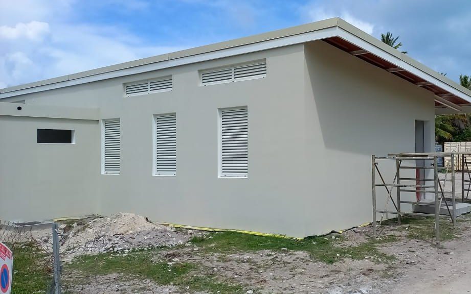 Le bloc technique achevé, façades peintes et ventelles posées