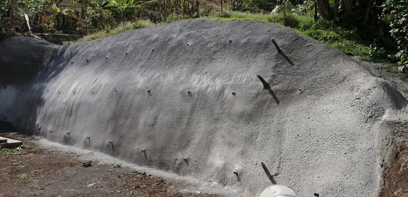 Le talus conforté en béton projeté, avec ses barbacanes