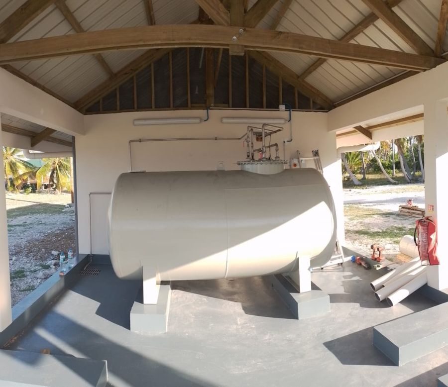La cuve installée sous son auvent à Takume