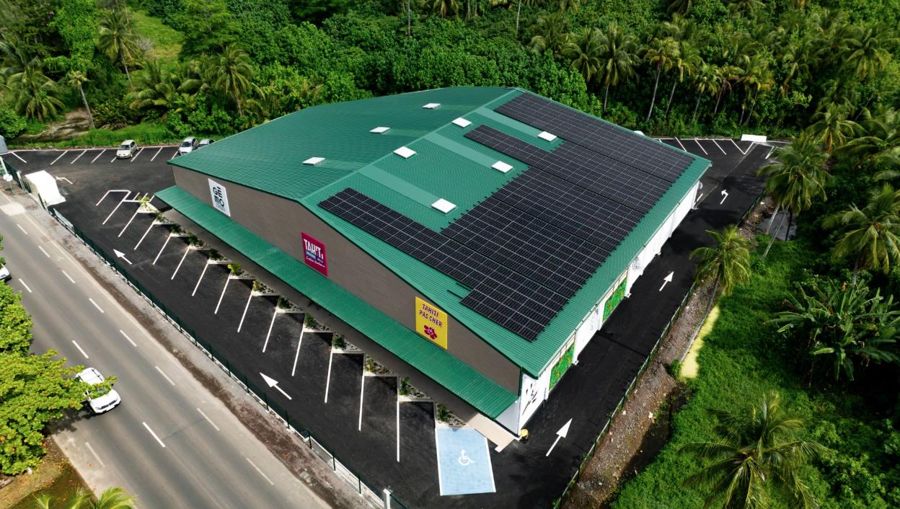 Centre commercial construit à Moorea, vu du ciel