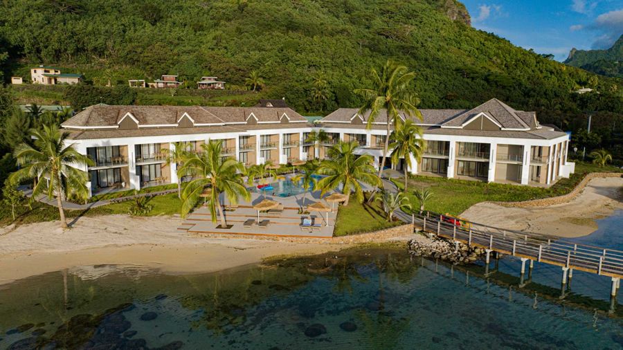 Les bâtiments et la piscine de l’hôtel Cook’s Bay après rénovation
