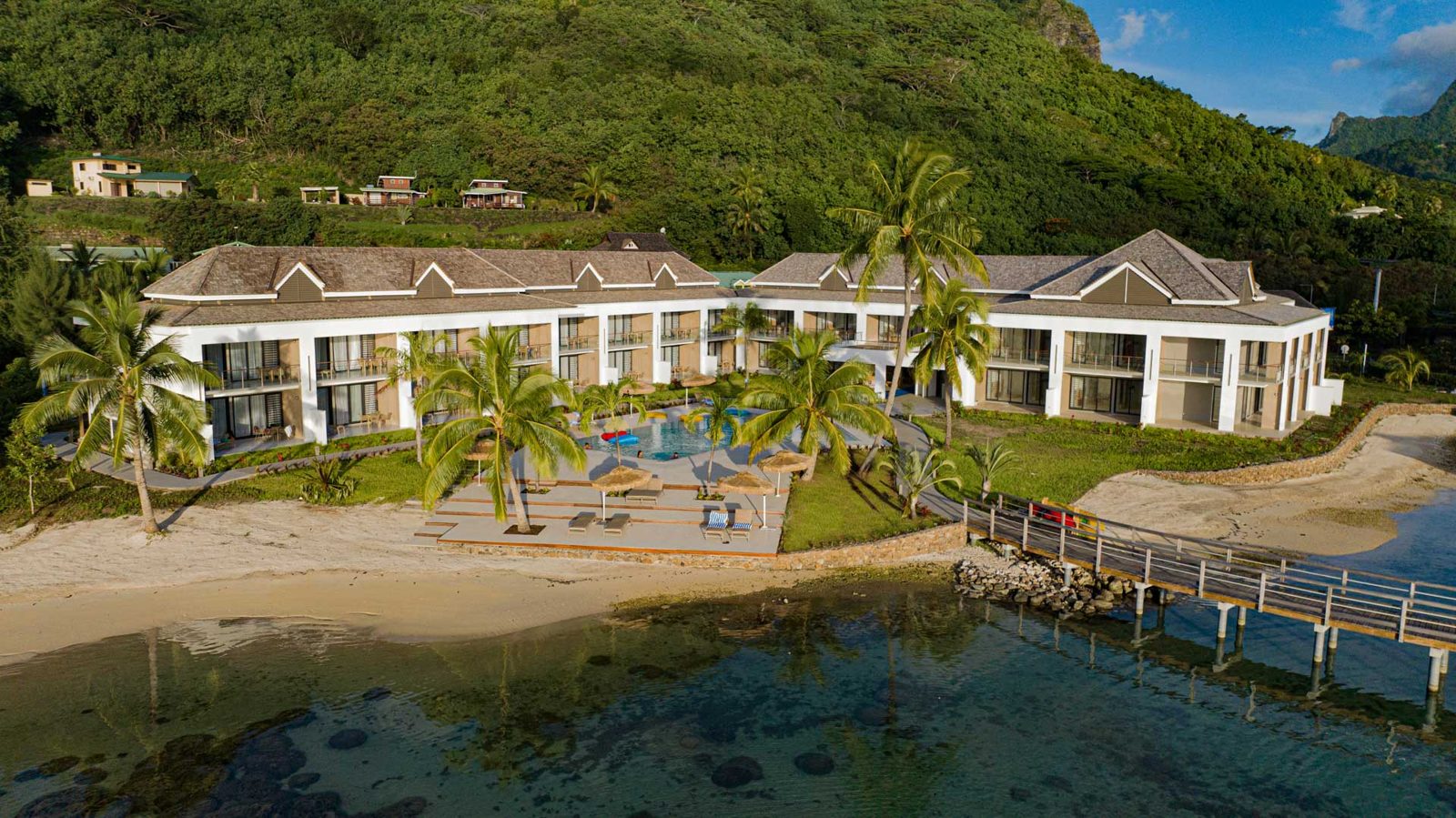 Les bâtiments et la piscine de l’hôtel Cook’s Bay après rénovation