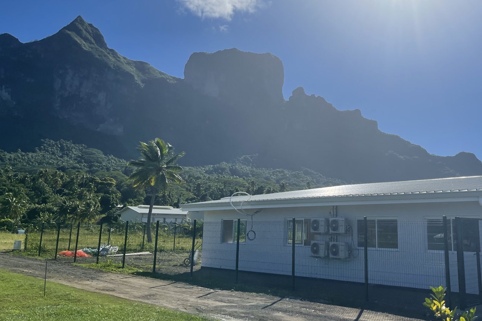 Le centre de dialyse de Vaitape achevé, au pied du mont Otemanu