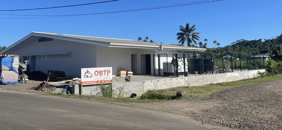 Le bâtiment vu de la route, en fin de chantier