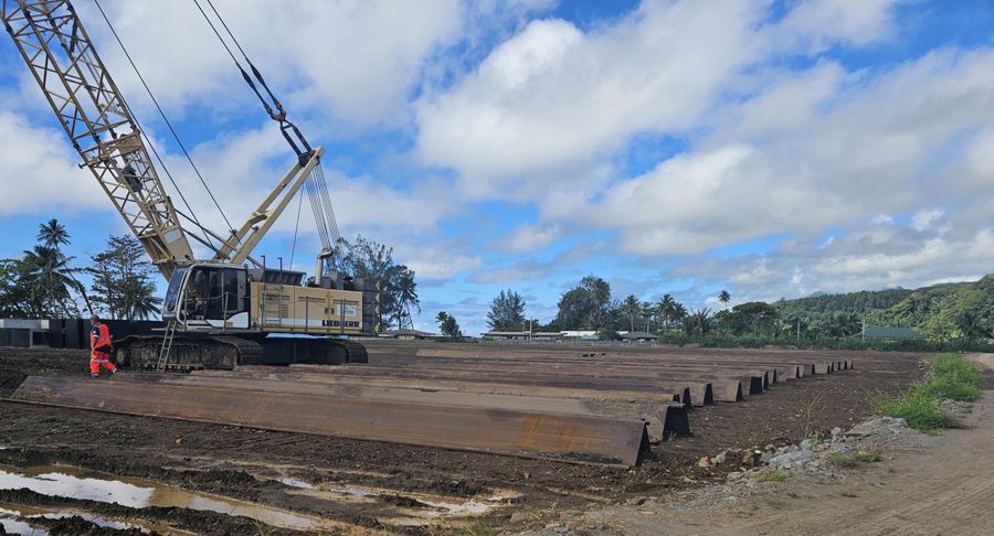 La grue et les palplanches sur la plateforme