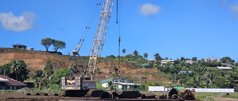 La grue sur la plateforme du chantier