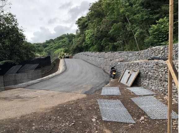 Talus conforté par un grillage ancré et une natte anti-érosion