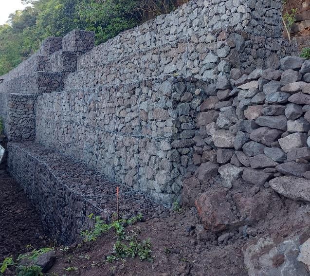 Gabions en cours de remplissage