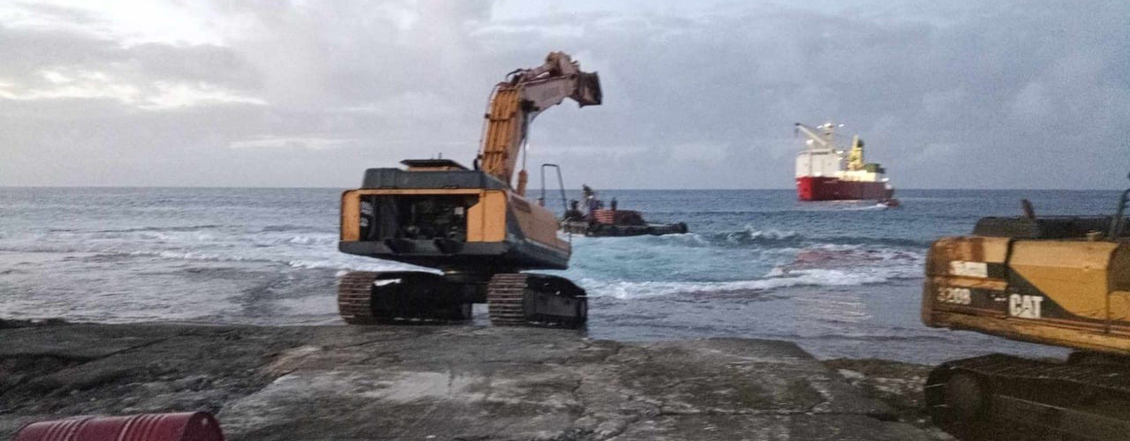 Débarquement d’une pelle par barge sur l’atoll de Tematangi, aux Tuamotu