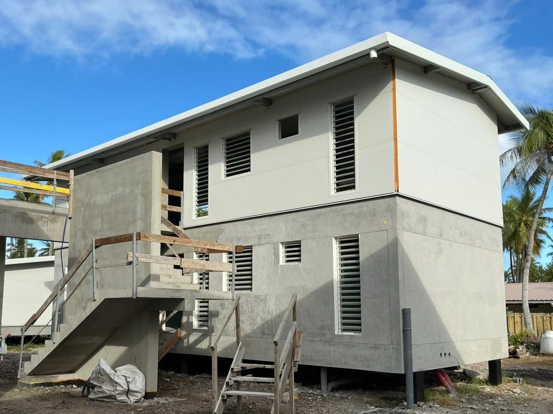 Un bâtiment à étage hors d’eau, façades en cours de finition