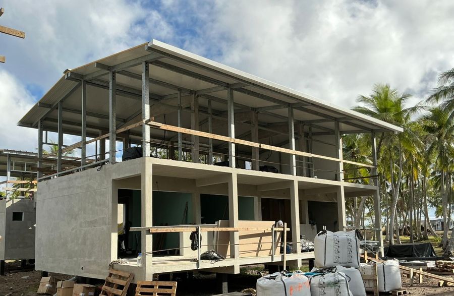 Structure béton et charpente de toiture d’un bâtiment à étage