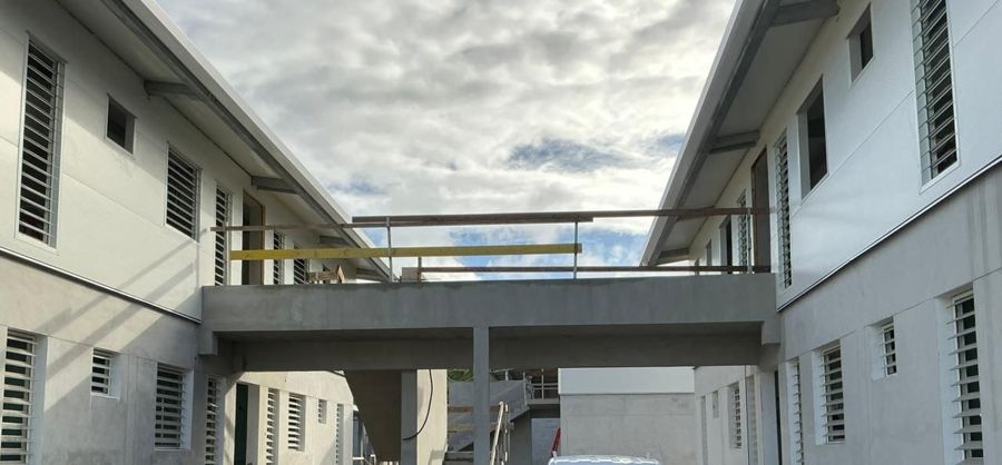 La passerelle reliant deux bâtiments à l’étage