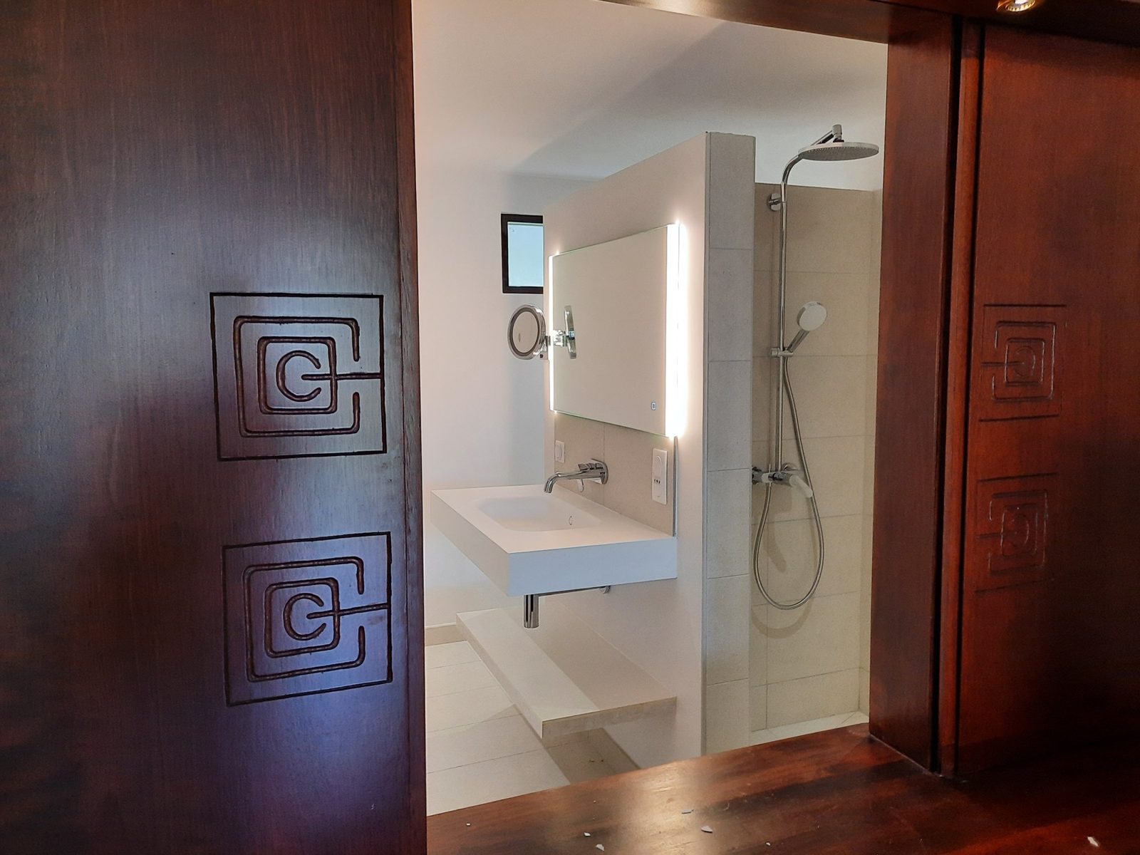 Une salle de bains rénovée, vue depuis la chambre