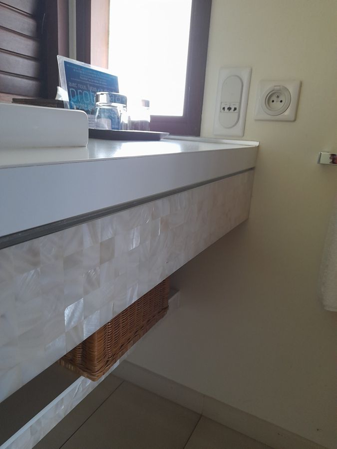 Détail du plan vasque et de son habillage en nacre