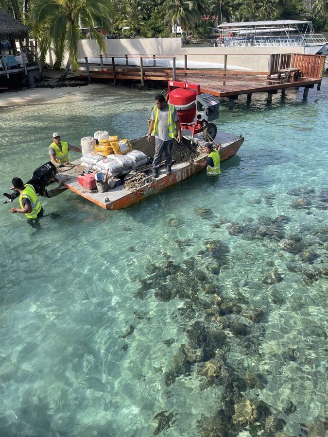 La barge de travail dans le lagon