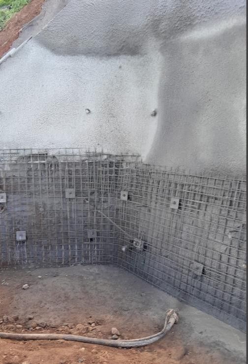 Béton projeté sur le parement