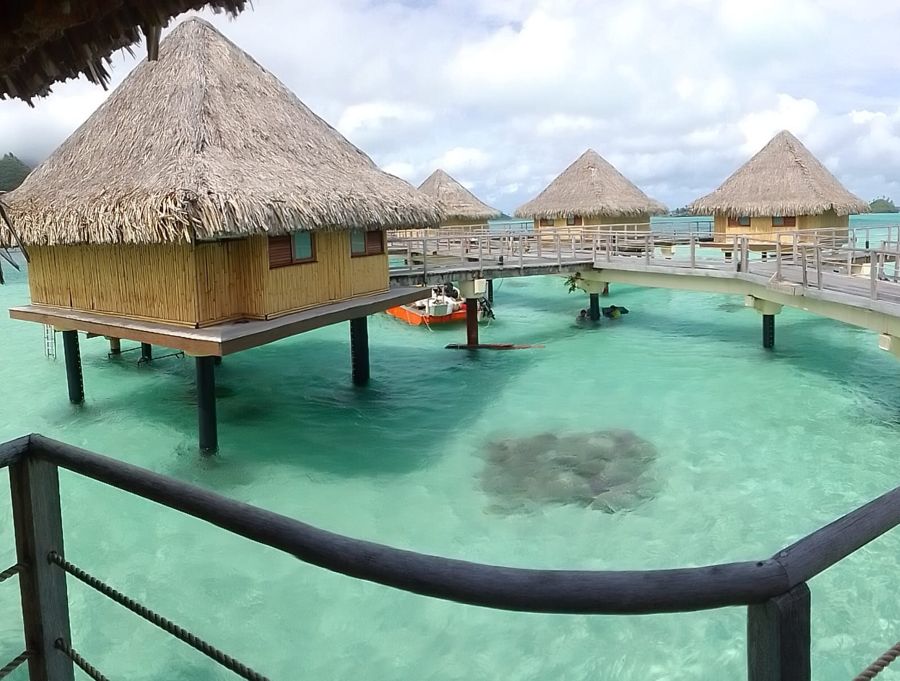 Les bungalows sur pilotis de l’hôtel