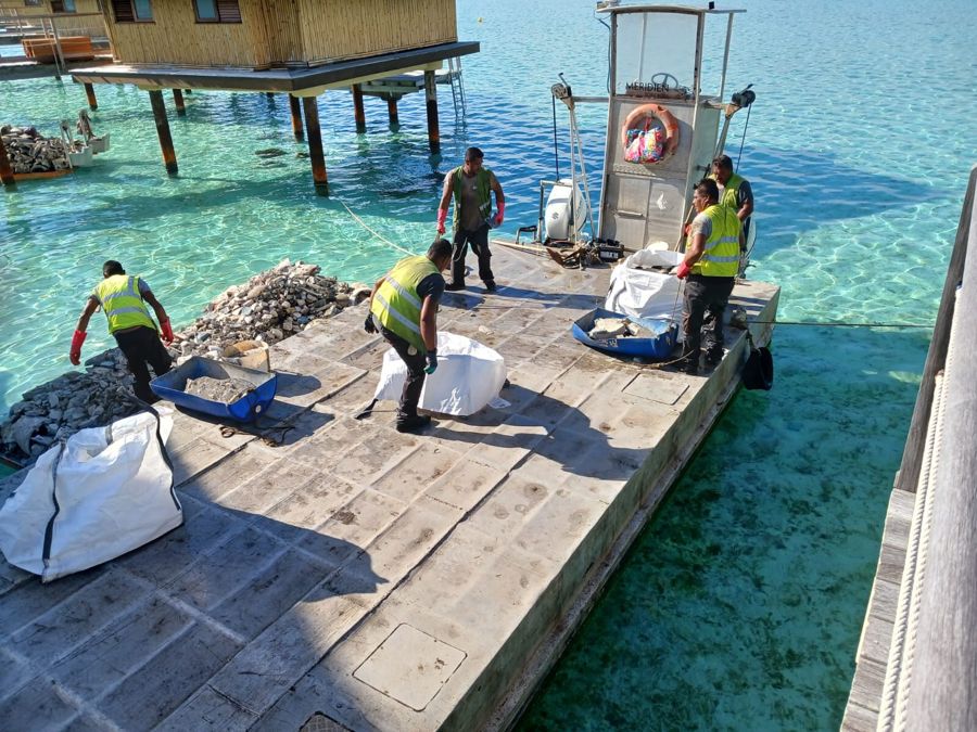 Chargement des gravats sur la barge