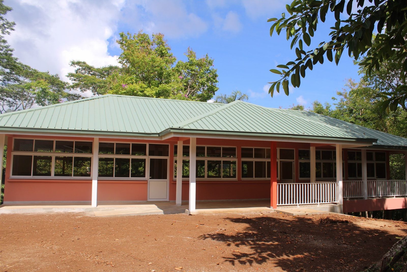 Le bâtiment de trois classes achevé