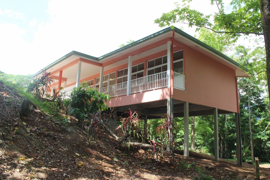 Le bâtiment sur pilotis, côté pente