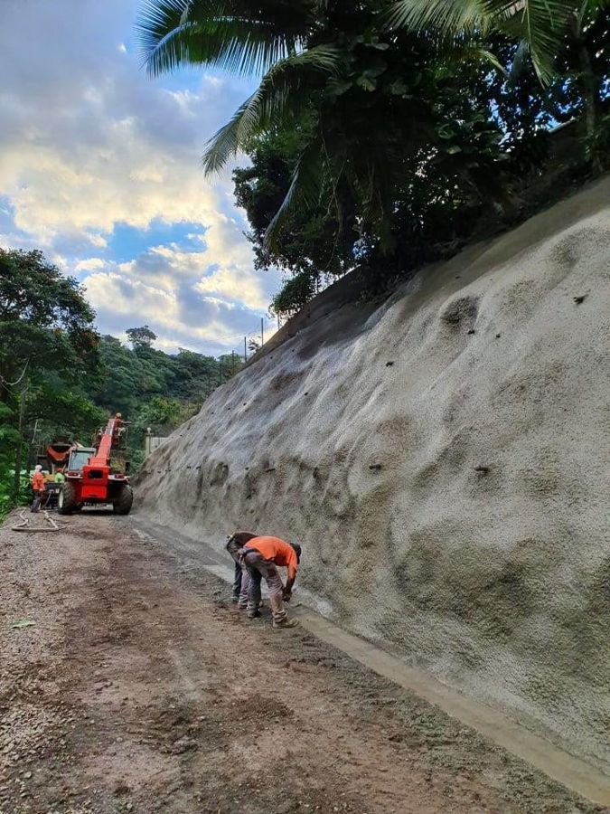 Le talus en cours de traitement
