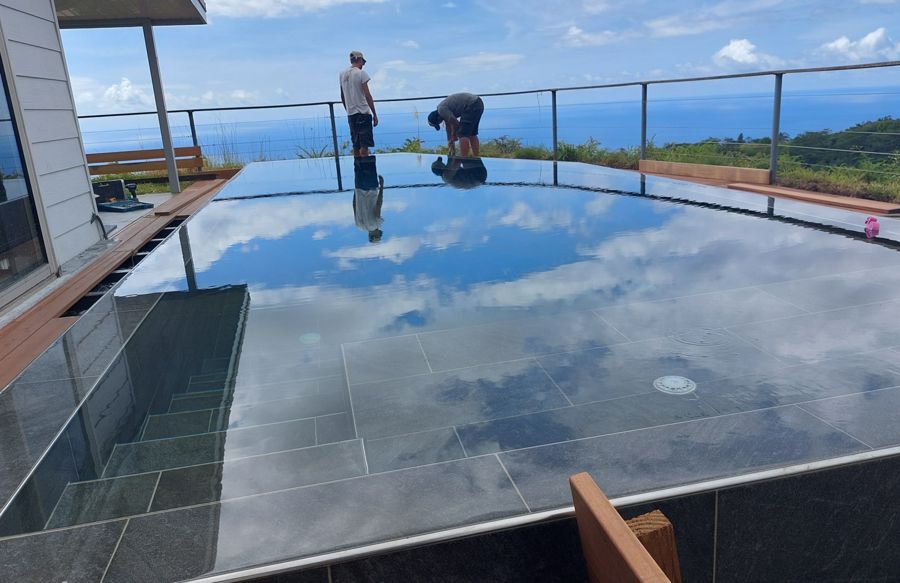 Le plan d’eau à débordement, miroir du ciel