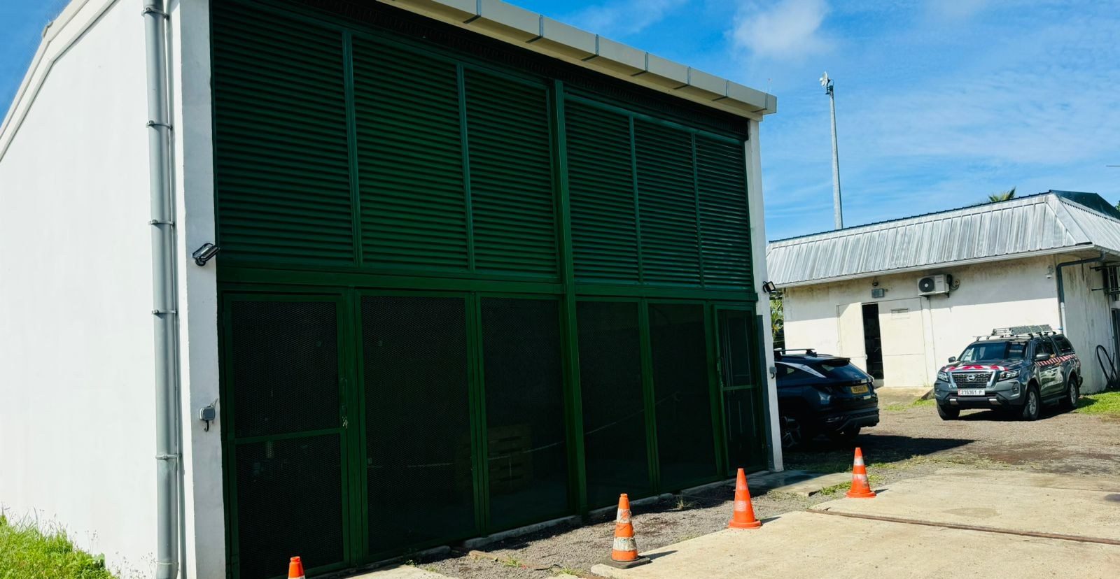 Le poste achevé : façade en ventelles et grilles