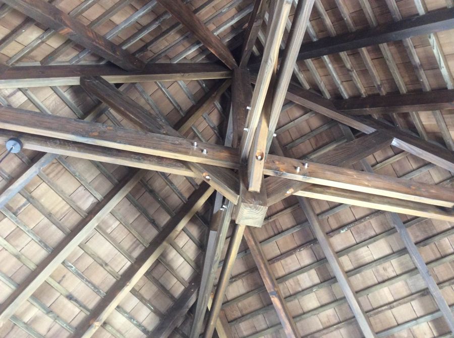 La charpente bois apparente, vue de l’intérieur