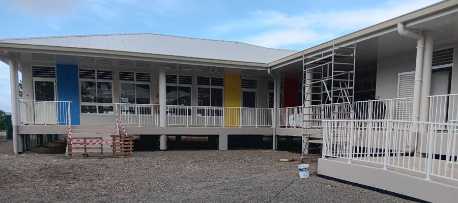 Façades peintes, coursive et rampe d’accès