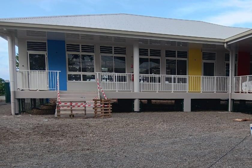 L’école maternelle de Rikitea en cours de finitions : coursive, garde-corps et façades peintes