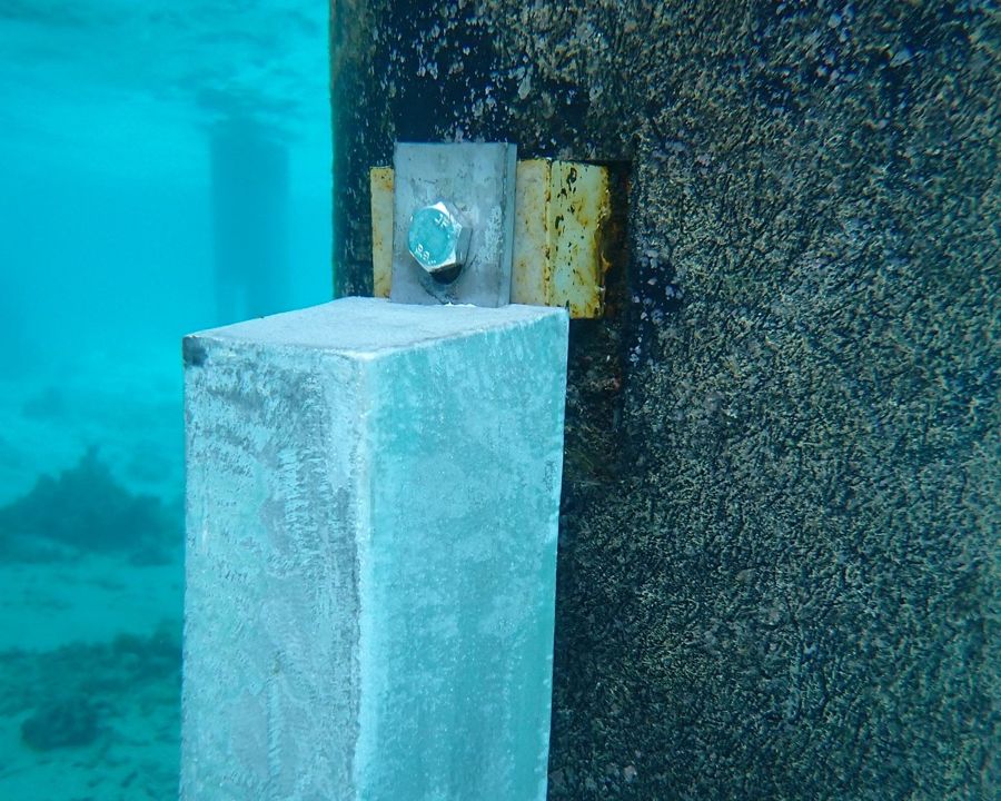 Anode fixée sur un pieu, sous l’eau