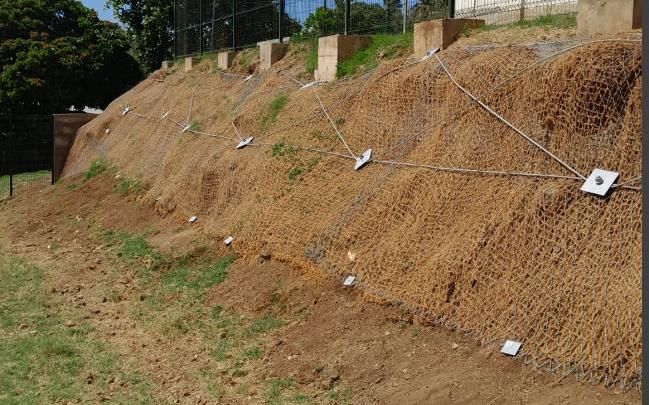 Grillage ancré sur natte anti-érosion