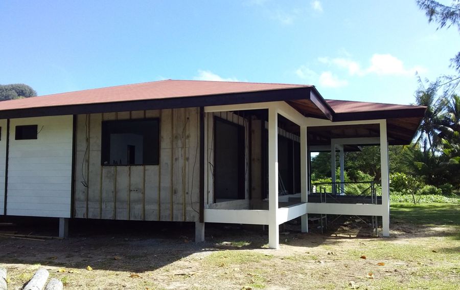 La villa en cours de finition : pose du bardage