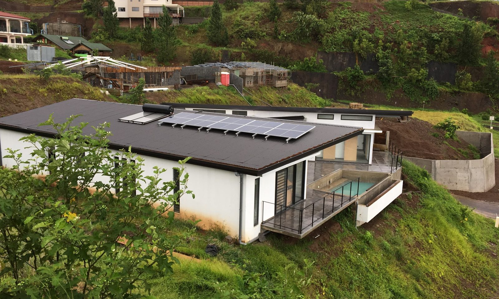 La villa achevée, avec sa piscine et ses panneaux solaires
