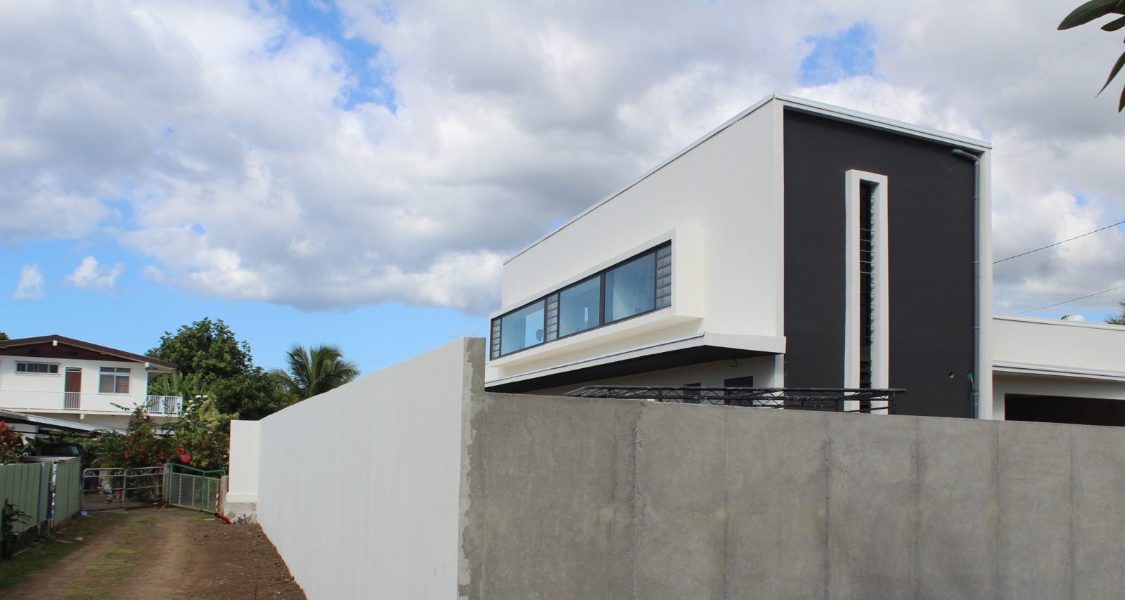 La villa et son mur de clôture, en fin de chantier