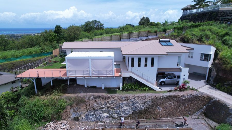 La façade et le garage en contrebas