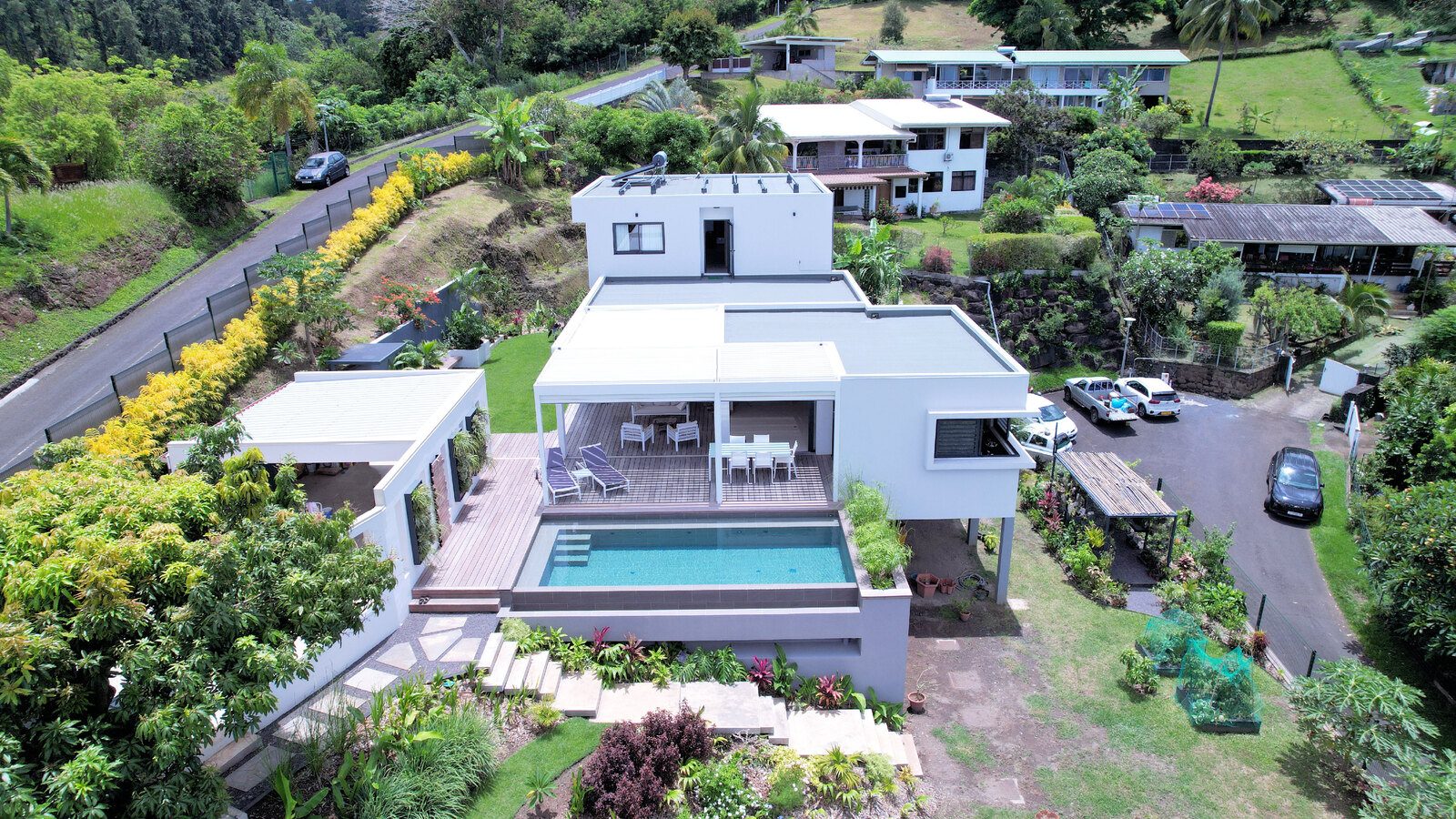 La villa et sa piscine, vues du ciel